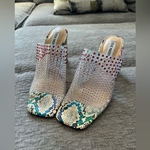 Steve Madden - NEVER BEEN WORN - size 9